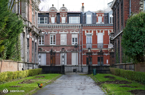フランス北部を移動するとき、ルーベの都市でフレミッシュ風の建物と雄鶏に出会う［撮影：プロジェクター担当、アニー・リー（李安妮）］