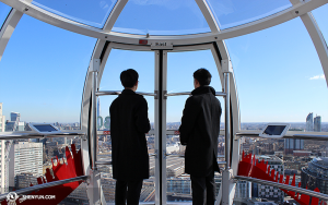ロンドンでは、神韻国際芸術団のオーケストラ団員がロンドン・アイから東方の景観を臨む。トロンボーン奏者ティエンリ・ホン（左）とバイオリン奏者ジョシュア・リン（撮影：ダレル・ワン）
