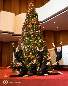 クリスマスと重なるツアーの一週目、ヒューストンでダンサーたちがクリスマスツリーに華やぎをプラス（撮影：プロジェクター映写技師、アニー・リー）