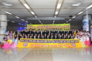 同じ頃、神韻ニューヨーク芸術団はアジアツアーの最初の訪問国、日本での公演を終え、韓国に到着。