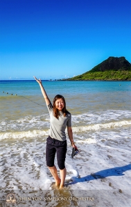 台湾南部の美しい浜辺を大いに楽しむ打楽器奏者、ティファニー・ユ。