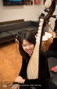 大好きな楽器を抱える琵琶奏者ユル・チェン。