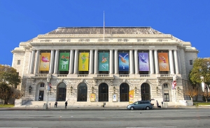 神韻国際芸術団が今年、満員御礼の８回公演を行った米サンフランシスコの戦争記念オペラハウス。昼と夜の写真、どちらも捨てがたい。