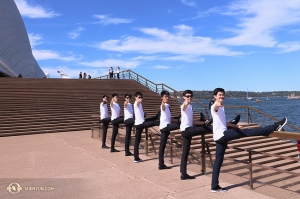 陽光のオーストラリアへ。シドニー・オペラハウスの外で整列する神韻国際芸術団のダンサーたち。「公演会場であなたを待っています！」（撮影：ダンサー、ニック・ジャオ）