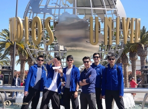 カリフォルニア州ロサンゼルスのマイクロソフトシアターで公演。休日に有名なテーマパーク「ユニバーサル・スタジオ」へ遊びに来た（左から）ダンサーのチャド・チェン、ベン・チェン、レオ・リー、ロサンゼルス案内役のサム・プウ、ダンサーのジュン・リアン、ダニエル・スン（撮影：プロダクションマネージャー、グレゴリー・シュー）