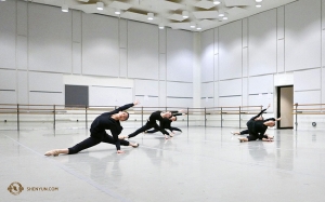 劇場のダンス練習場で動きを確認し合う神韻巡回芸術団の女性ダンサーたち（撮影：レイチェル・バスティック）