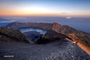 勇猛なコントラバス奏者が登山を決意。インドネシア、ロンボク島の活火山・リンジャニ山は標高3,726メートル。それでも彼はひるまず挑む。
