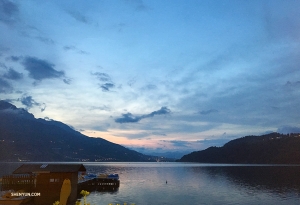 イタリア、トレンティーノ＝アルト・アディジェ州で最大のカルドナッツォ湖。夕暮れ時の心が奪われるような眺め。