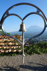 天上山の山頂公園から眺める富士。ハートの中の富士山を見ながらこの鐘を鳴らすと願い事が叶うと地元では言われている。