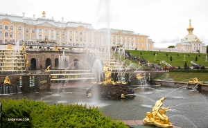 ロシアのサンクトペテルブルクにあるペテルゴフ宮殿の庭園。200ヘクタールの敷地に200以上の彫像と144の噴水が設置されている。大宮殿前にある階段状の「大滝」だけで64もの噴水がある。