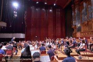国家音楽庁での初日公演を前にリハーサルに臨む神韻交響楽団。