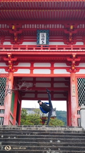 清水寺の仁王門の天井を蹴り上げるダンサーのテオ・イン。ウォーミングアップがほとんど要らないからお気に入りのポーズだそうだ（彼には不要かもしれないけど…）。（撮影：ベン・チェン）