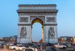 パリの最も著名な名所の１つ、凱旋門。フランスの戦死者を祀る。12本の道路の起点になっているから、周囲の運転には注意が必要。