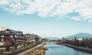 京都探索の1日。京都の祇園駅近くの川沿いの景色がミシェル・ウーの最初の1枚。