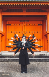 三十三間堂は屋内での写真撮影禁止。キクカワ・ヨリヤと神韻世界芸術団のダンサーたちは、千手観音を屋外で再現。（撮影：ミシェル・ウー）