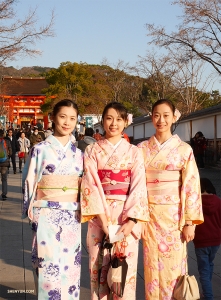 京都の反対側では、日本人ダンサーのキクカワ・ヨリヤ（左）が友人のために日本の伝統文化を案内。