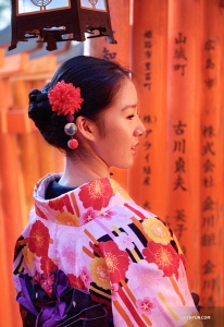 千本鳥居の雰囲気に浸るダンサーのステファニー・グオ。（撮影：リリー・ワン）