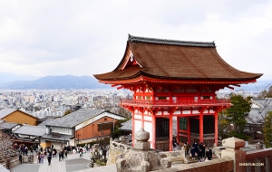清水寺を見下ろす。（撮影：梁鈞）