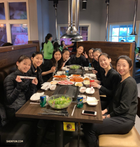 アリゾナ州では、神韻ニューヨーク芸術団が韓国料理屋で鉄板焼き肉に箸をつけるところです。