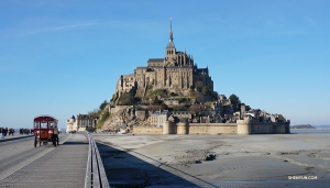 神韻国際芸術団はフランスでも有数の観光地モン・サン＝ミシェルを訪問。8世紀に遡る修道院だ。（撮影：ダンサー、李可欣）