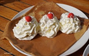 地元のクレープを味わう。クレープよりホイップクリームの方が多そうだが、ペロリと食べてしまった（撮影：李可欣）