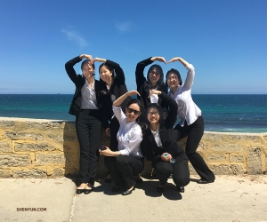 パースでの最後の日を楽しむ奏者たち。ハートを作ってWe Love Perth。