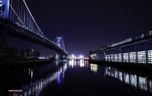 デラウェア川に架かるベンジャミン・フランクリン橋の夜景。!