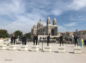 エクサンプロヴァンスに向かう途中、フランス南部の港町マルセイユに立ち寄った神韻ニューヨーク芸術団。