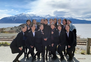 アラスカの景観を背後にグループ写真。まだちょっと寒かったです。
