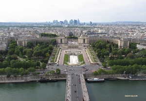 トロカデロの庭園と建物。1937年のパリ万国博覧会のために建設された。