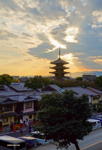 夕暮れの八坂の塔。（撮影：ダンサー、フィリックス・スン）