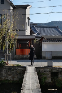 京都を散策する時間に恵まれました。この石橋、渡っても大丈夫かな？
