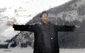 自分で作った雪吹雪を楽しむダンサーの張如日。（撮影：ベン・チェン）