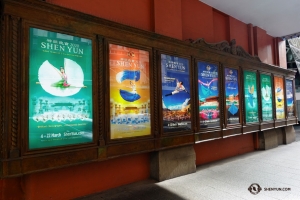 シドニーのキャピトル・シアターに到着。過去と現在の神韻のポスターが一斉に飾られていた。（撮影：ジェフ・チュワン）