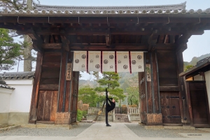 清水寺西門で静かな瞬間に浸るダンサーのジェシカ・スー。「音羽の滝」の清らかな水を見ると、清水寺と呼ばれる理由がうなずける。